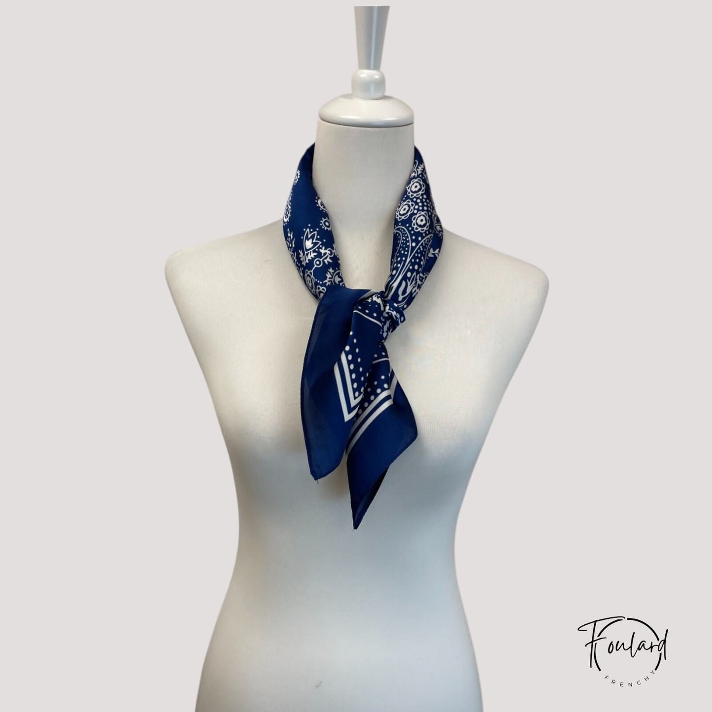 Vue détaillée du tissu polyester bleu marine et blanc