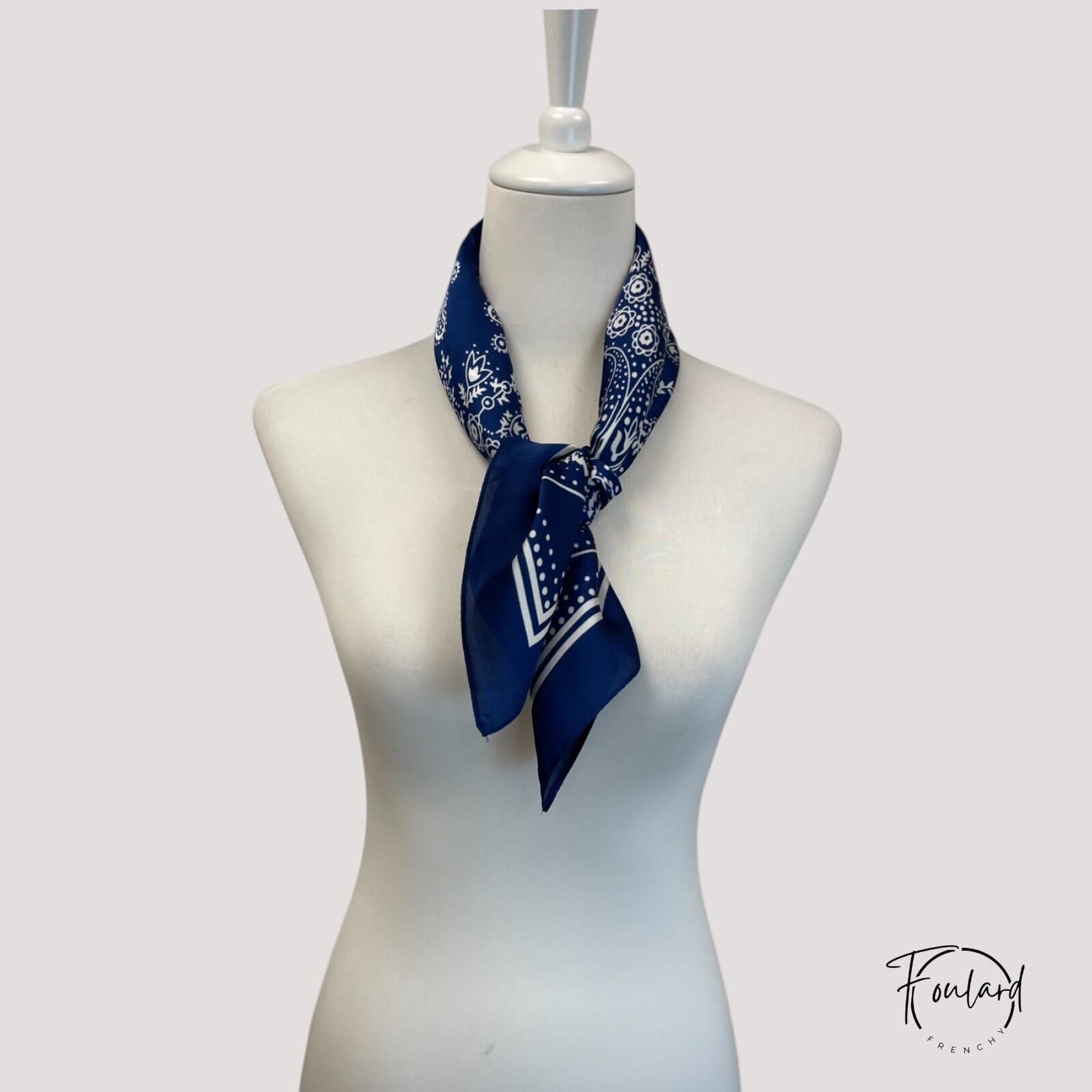 Vue détaillée du tissu polyester bleu marine et blanc