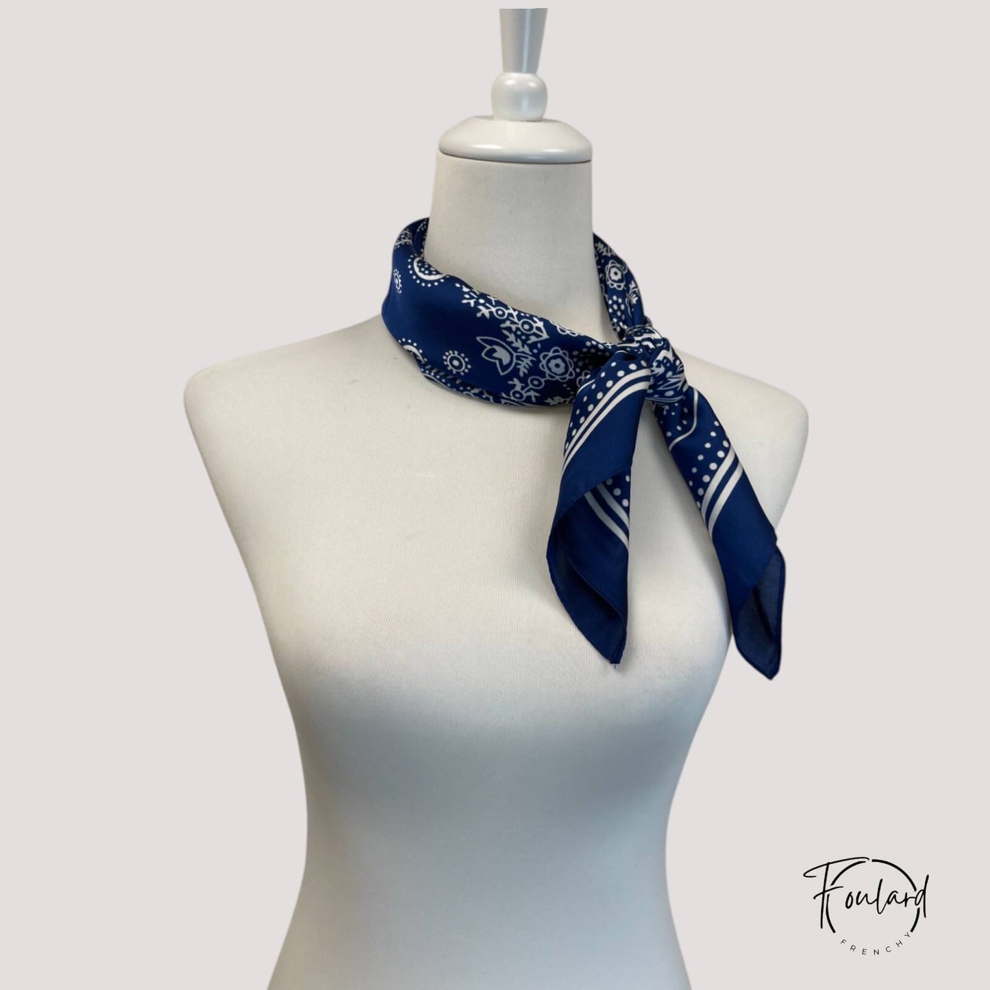 Foulard carré plié, montrant sa texture fluide