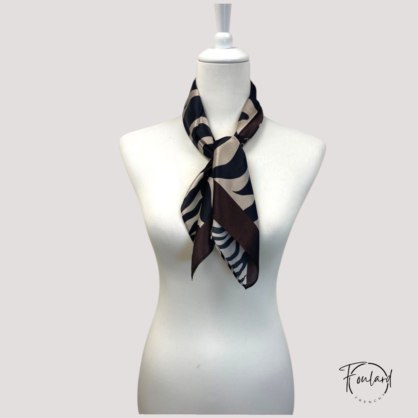 Foulard noué autour du cou, texture lisse et élégante