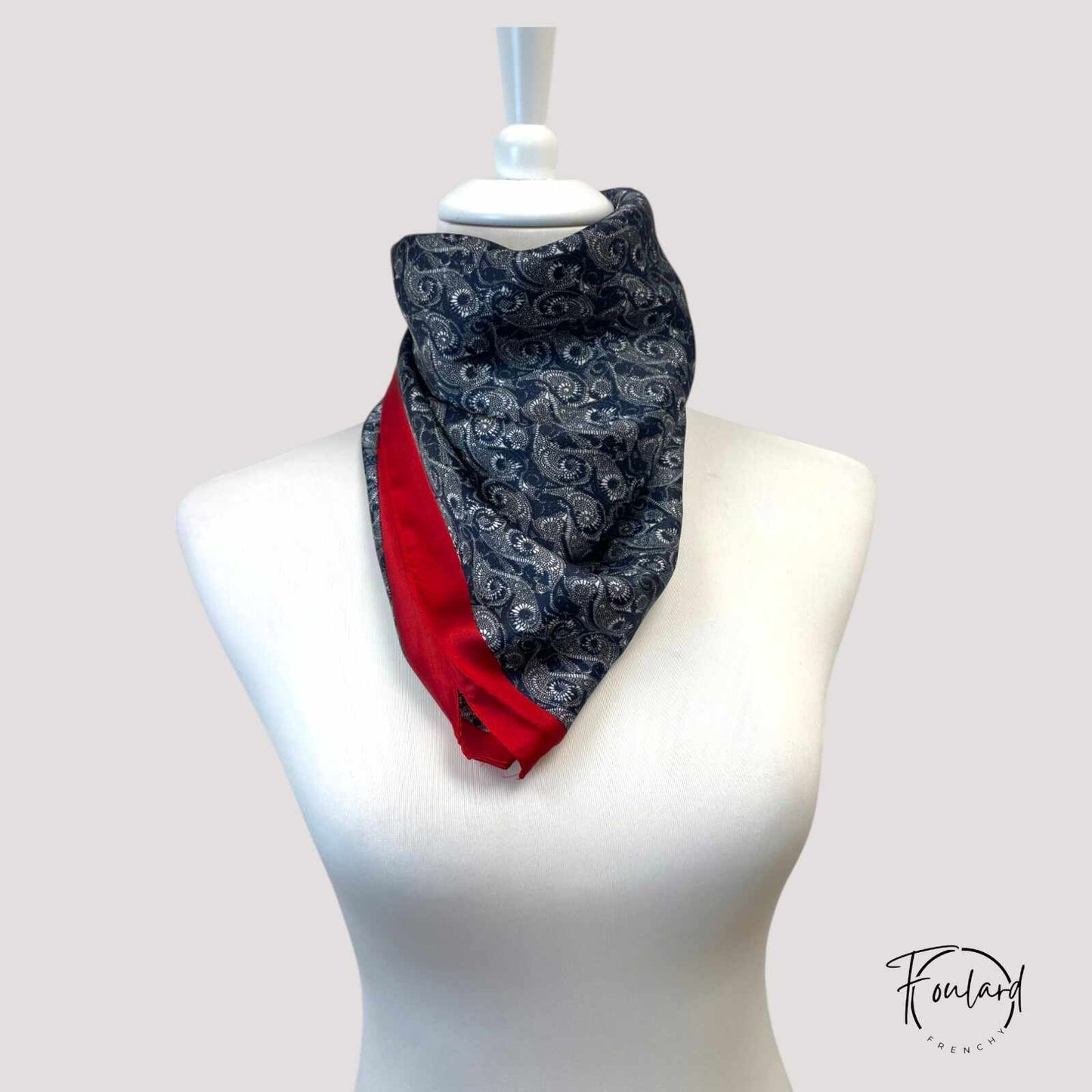 Foulard carré bleu marine avec motifs argentés et contour rouge