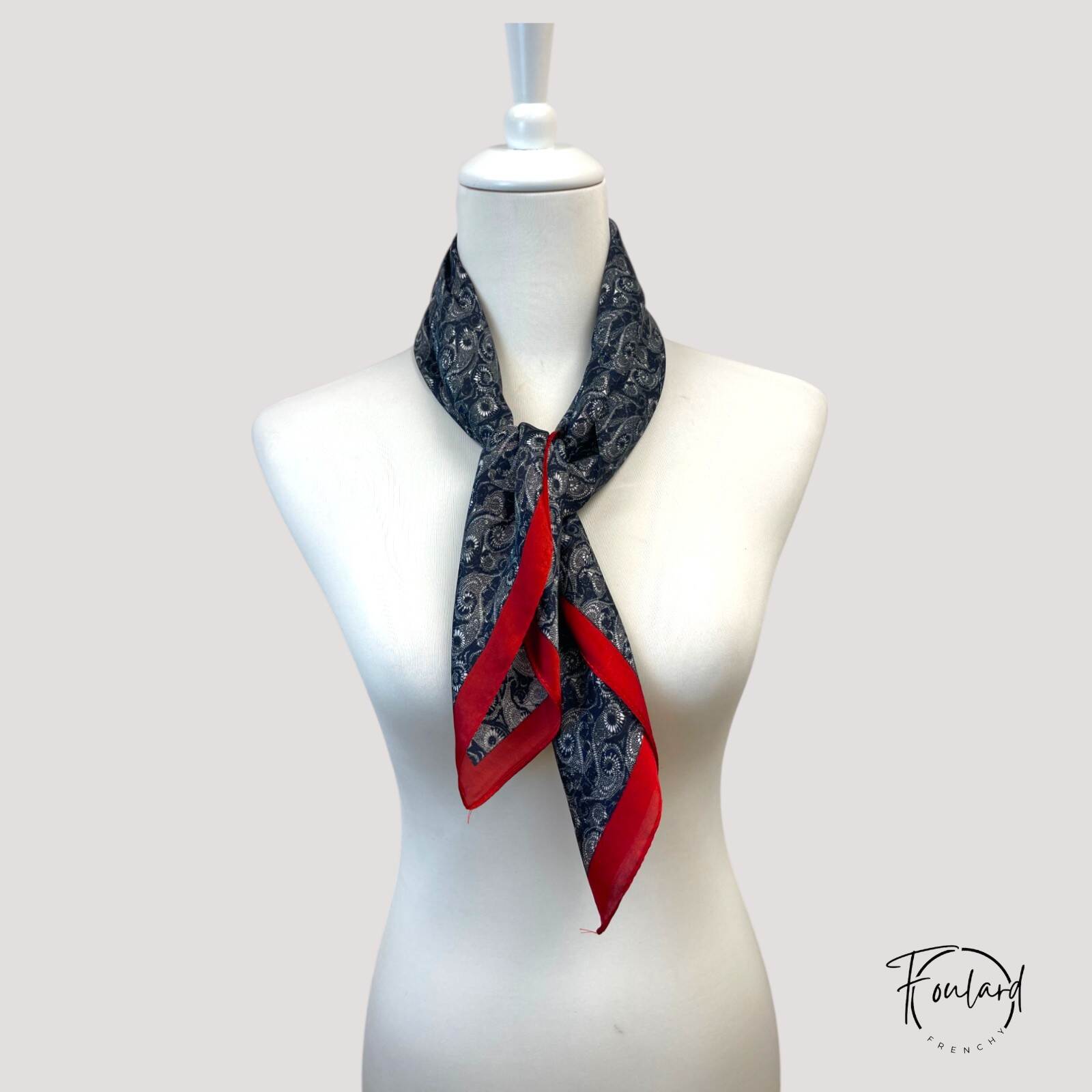 Vue rapprochée du tissu lisse et motifs argentés du foulard
