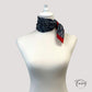 Foulard noué sur cheveux, montrant élégance et tenue parfaite