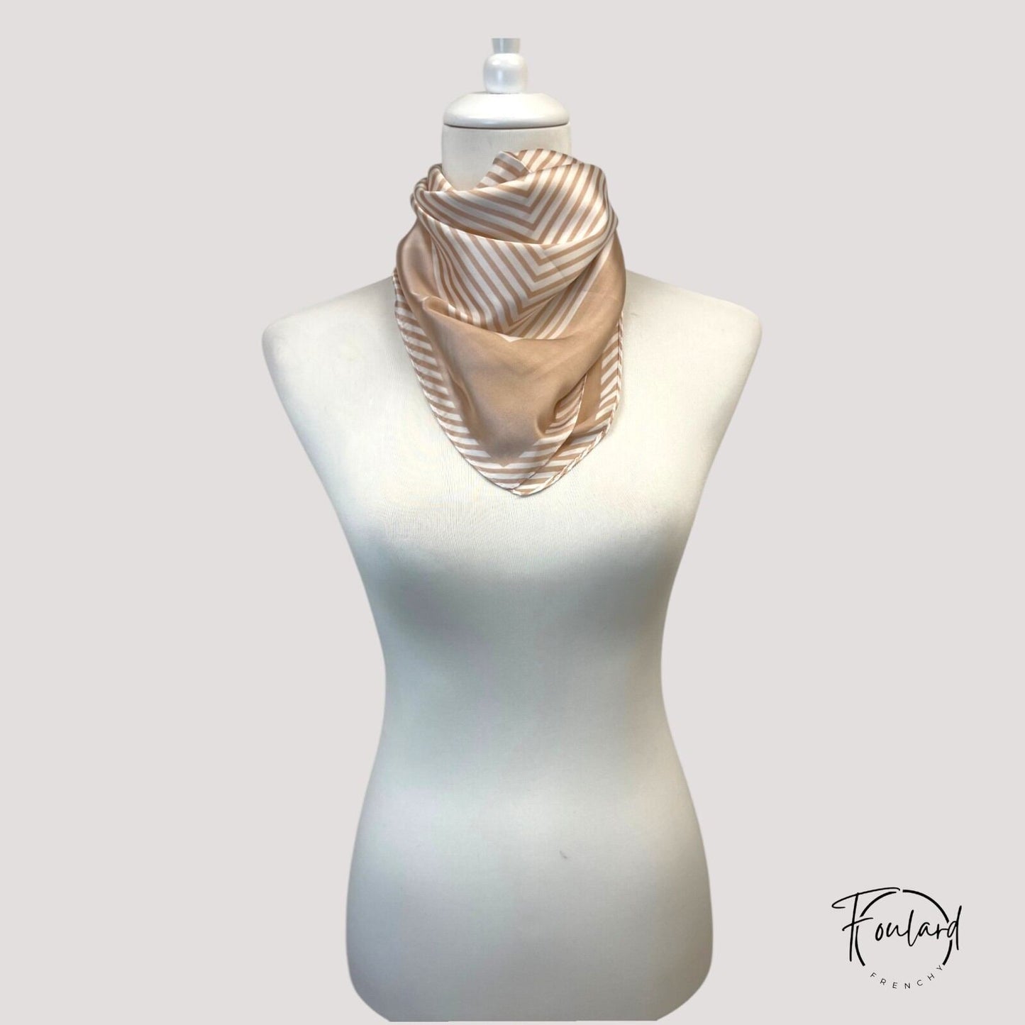 Foulard à rayures beiges sur fond blanc, vue de face