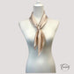 Zoom sur le tissu polyester beige rayé, texture visible