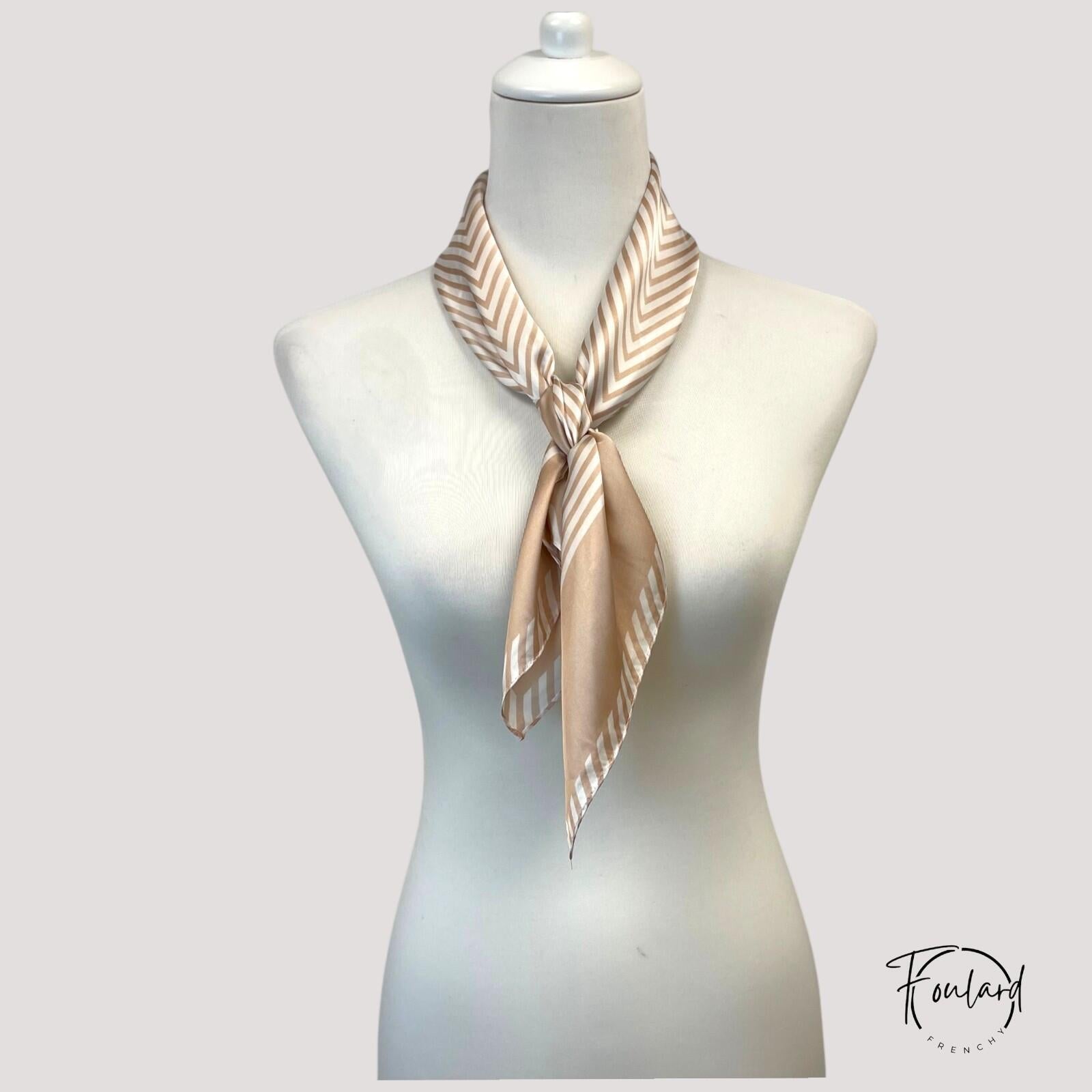 Zoom sur le tissu polyester beige rayé, texture visible