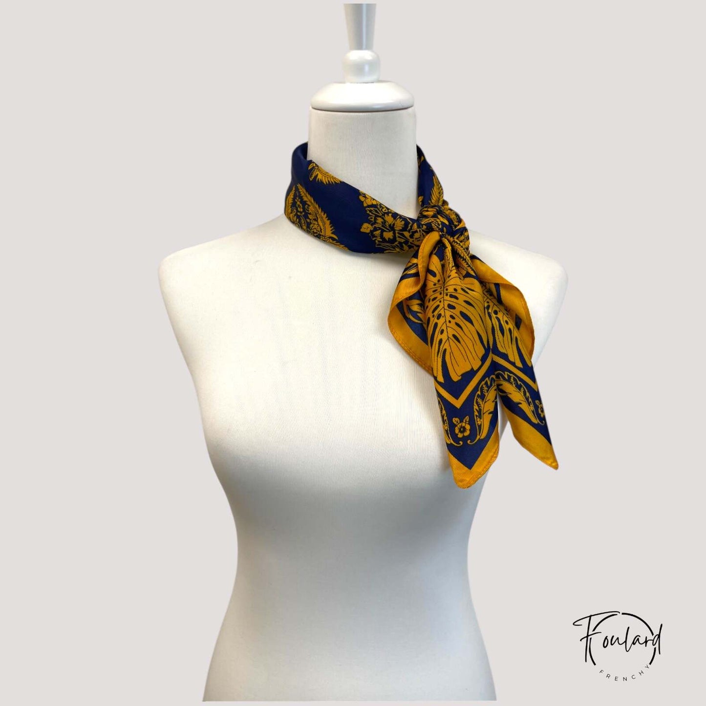 Foulard bleu en polyester, vue pliée sur fond blanc