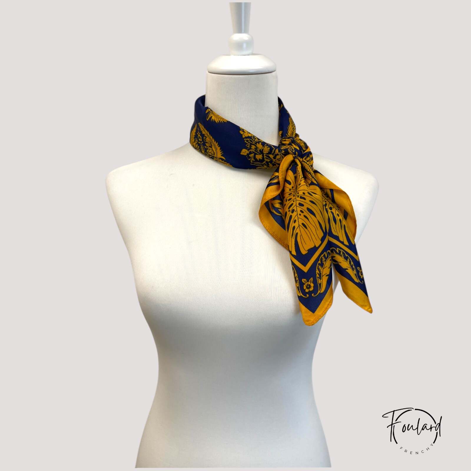 Foulard bleu en polyester, vue pliée sur fond blanc