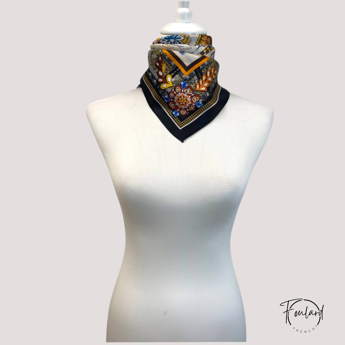 Foulard carré en soie multicolore avec motifs élégants
