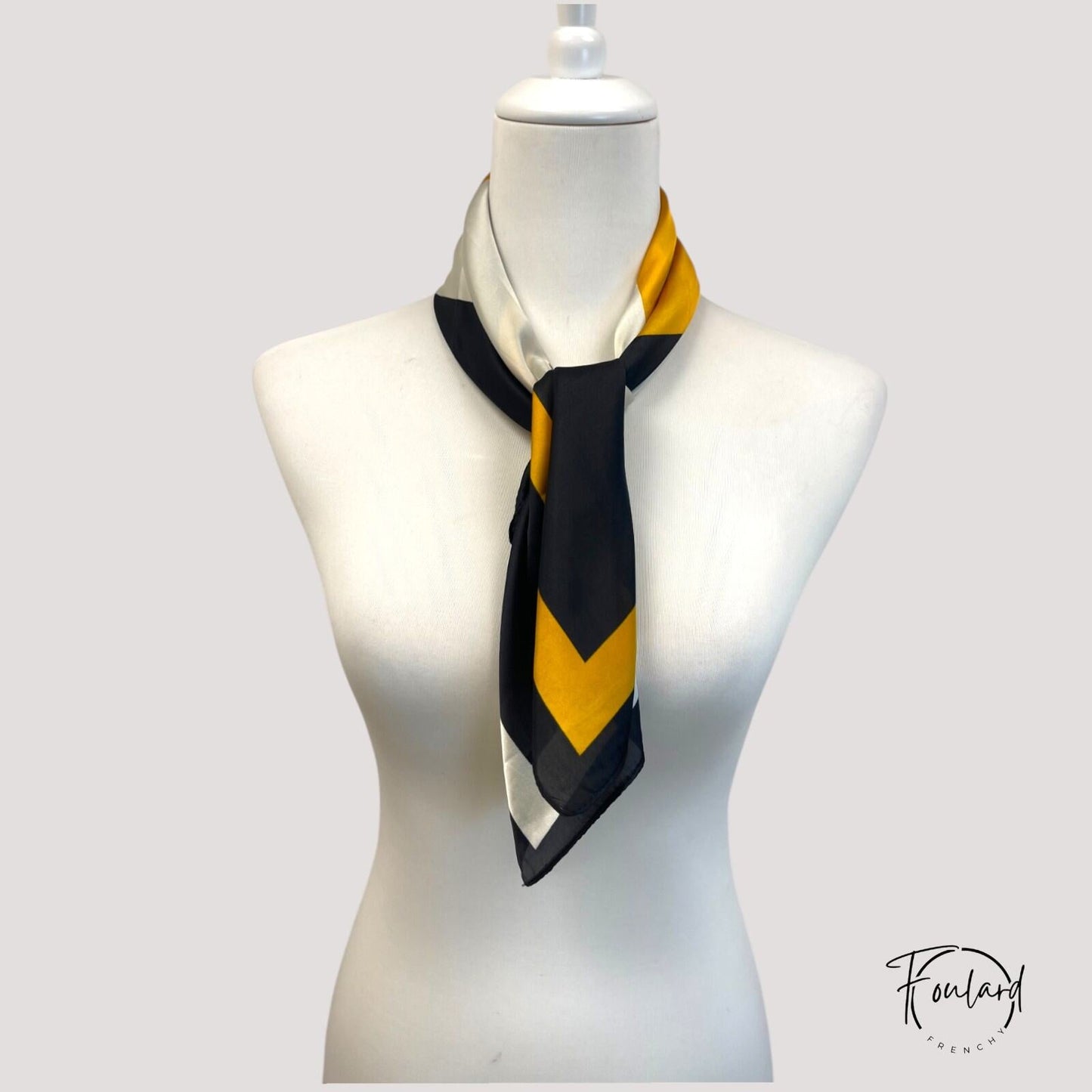 Gros plan sur le tissu fin et texturé du foulard