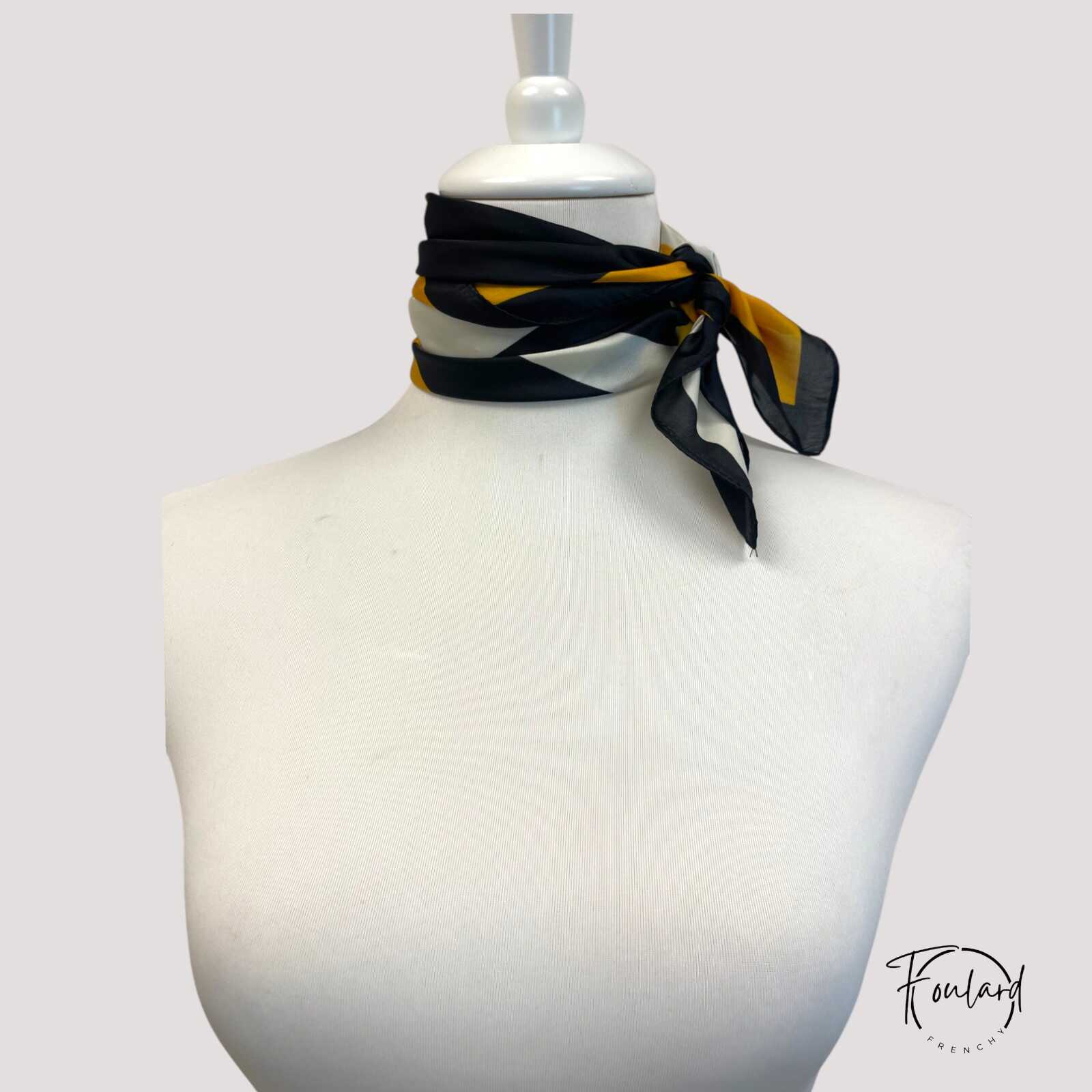 Foulard orange noué autour d'un mannequin