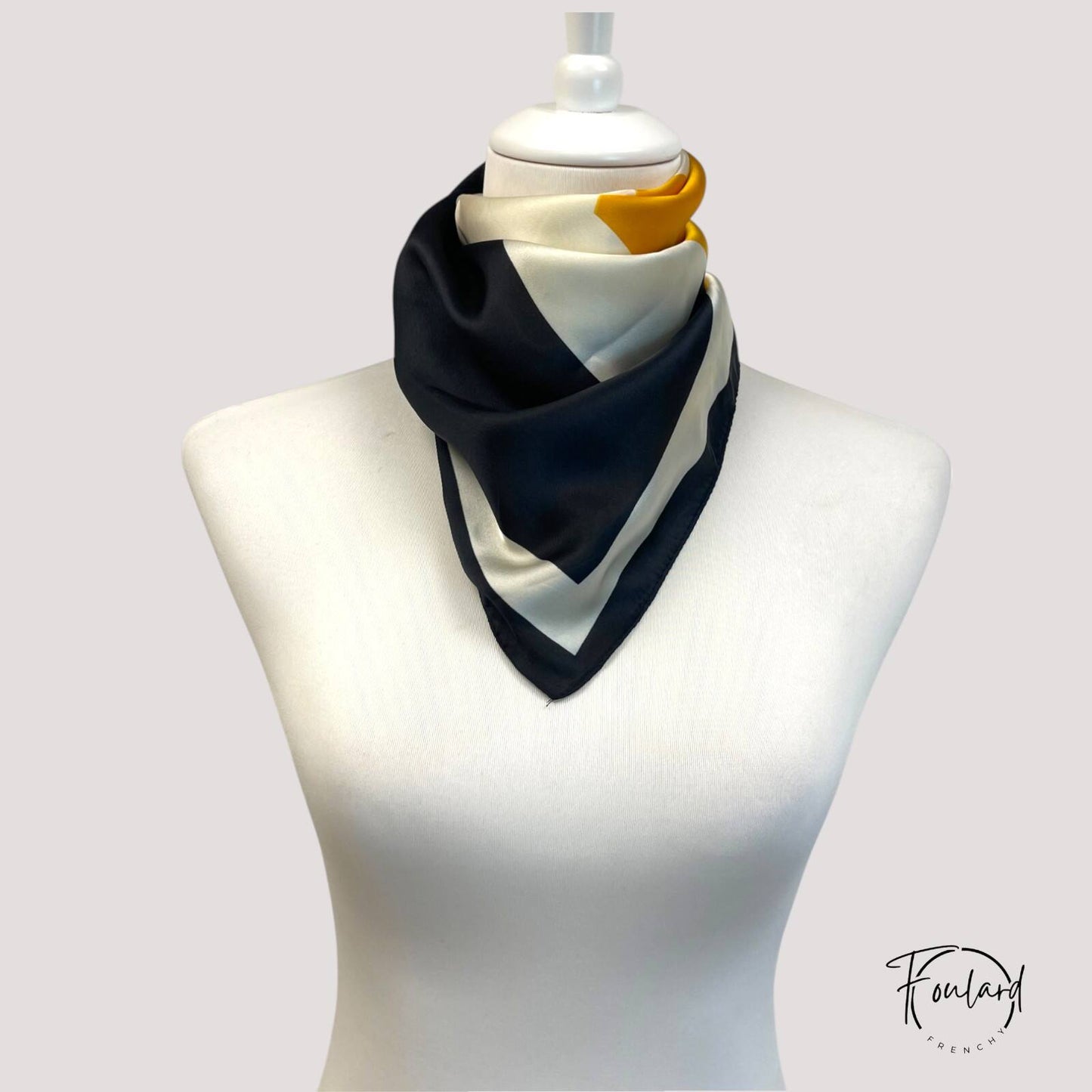 Foulard orange en polyester doux posé à plat