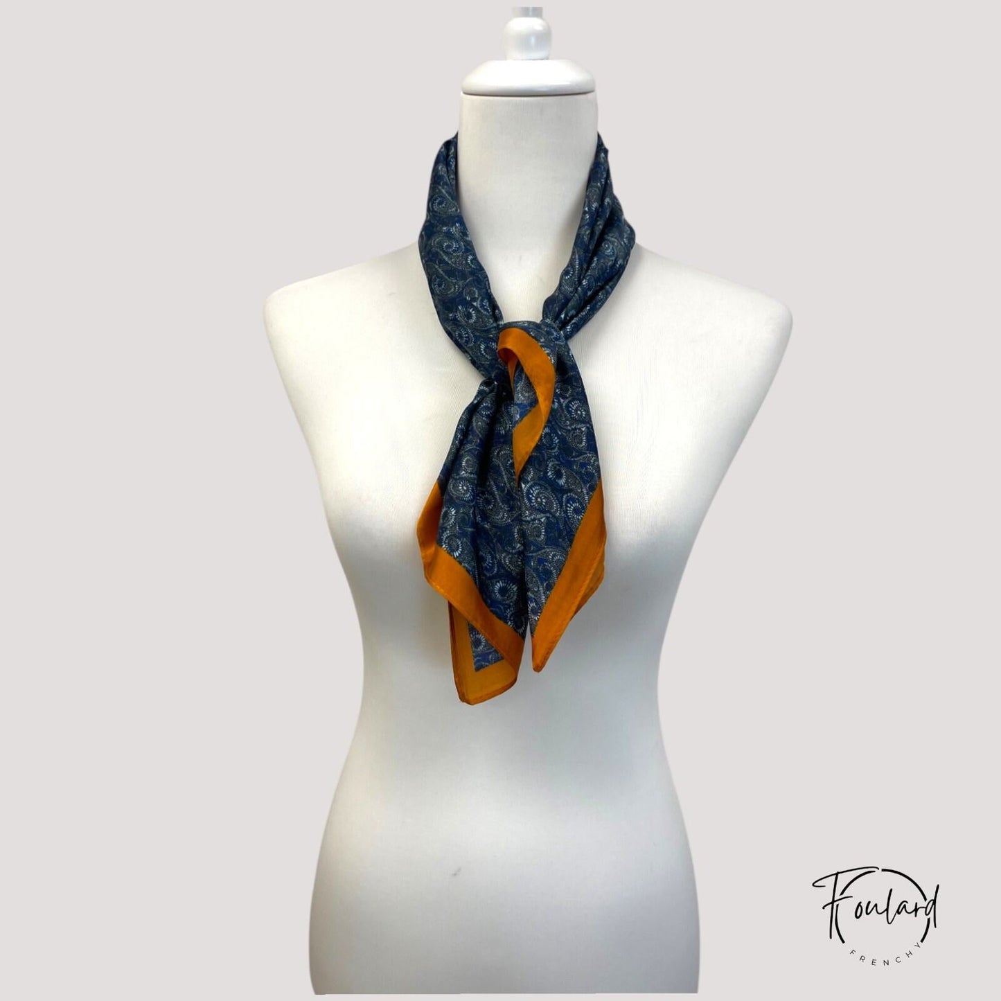 Vue de côté du foulard, mettant en avant sa légèreté