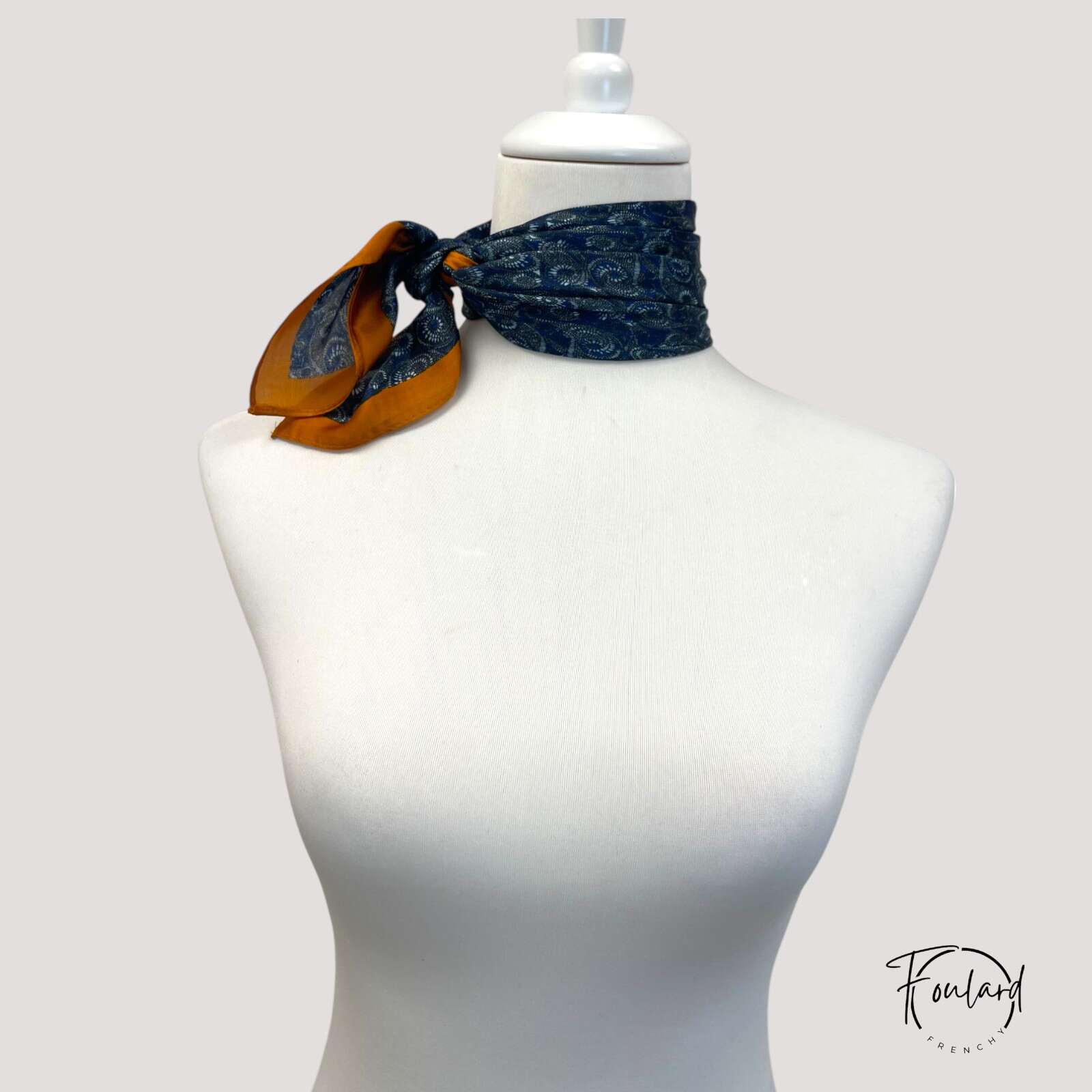 Gros plan sur le tissu respirant du foulard, texture visible