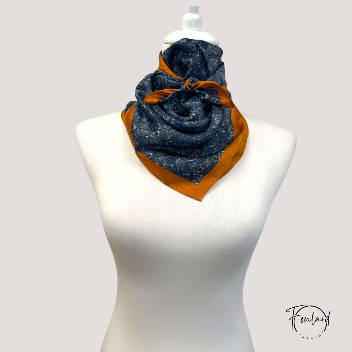 Foulard plié en triangle, montrant les coins et les bords