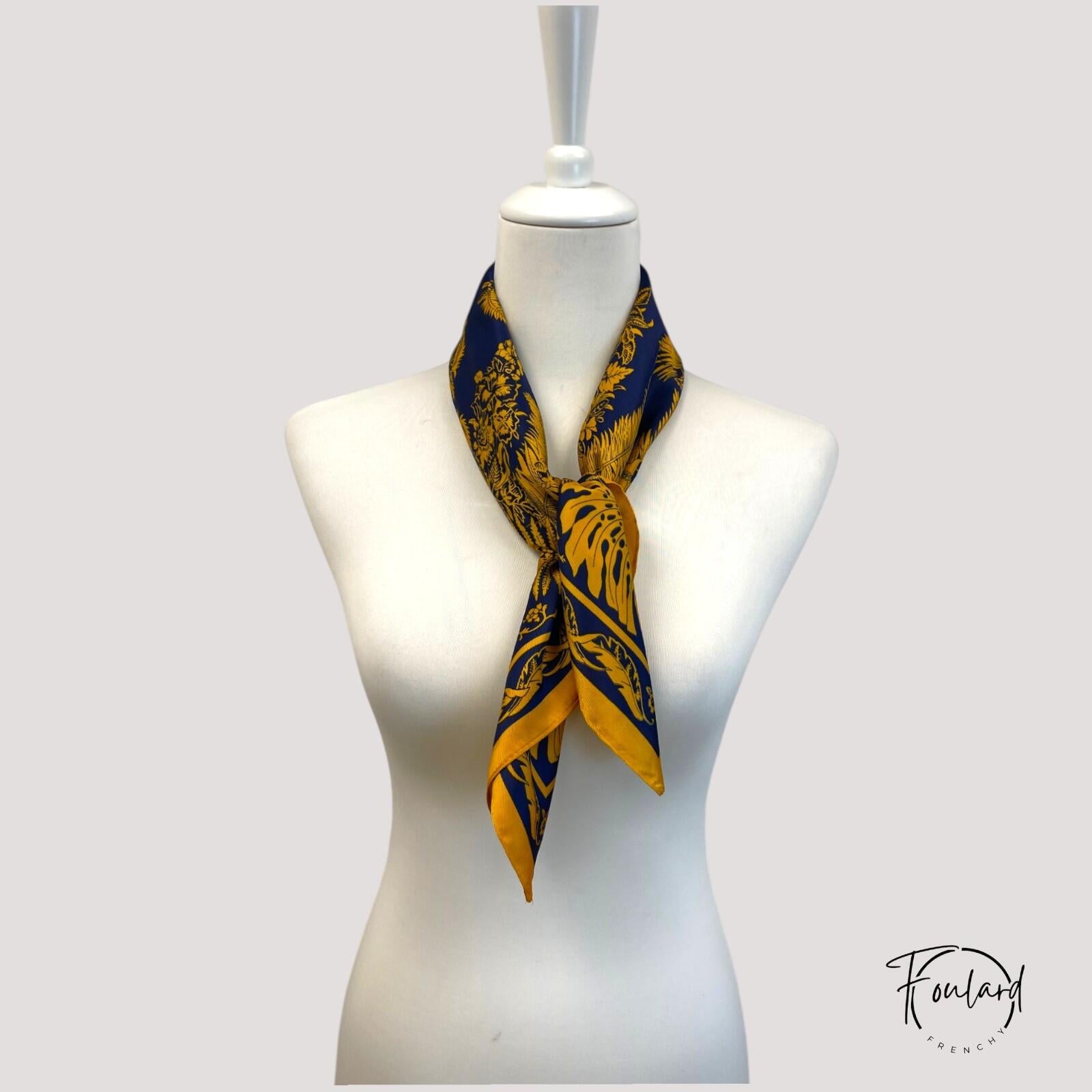 Foulard bleu déplié, montrant sa taille et sa forme carrée
