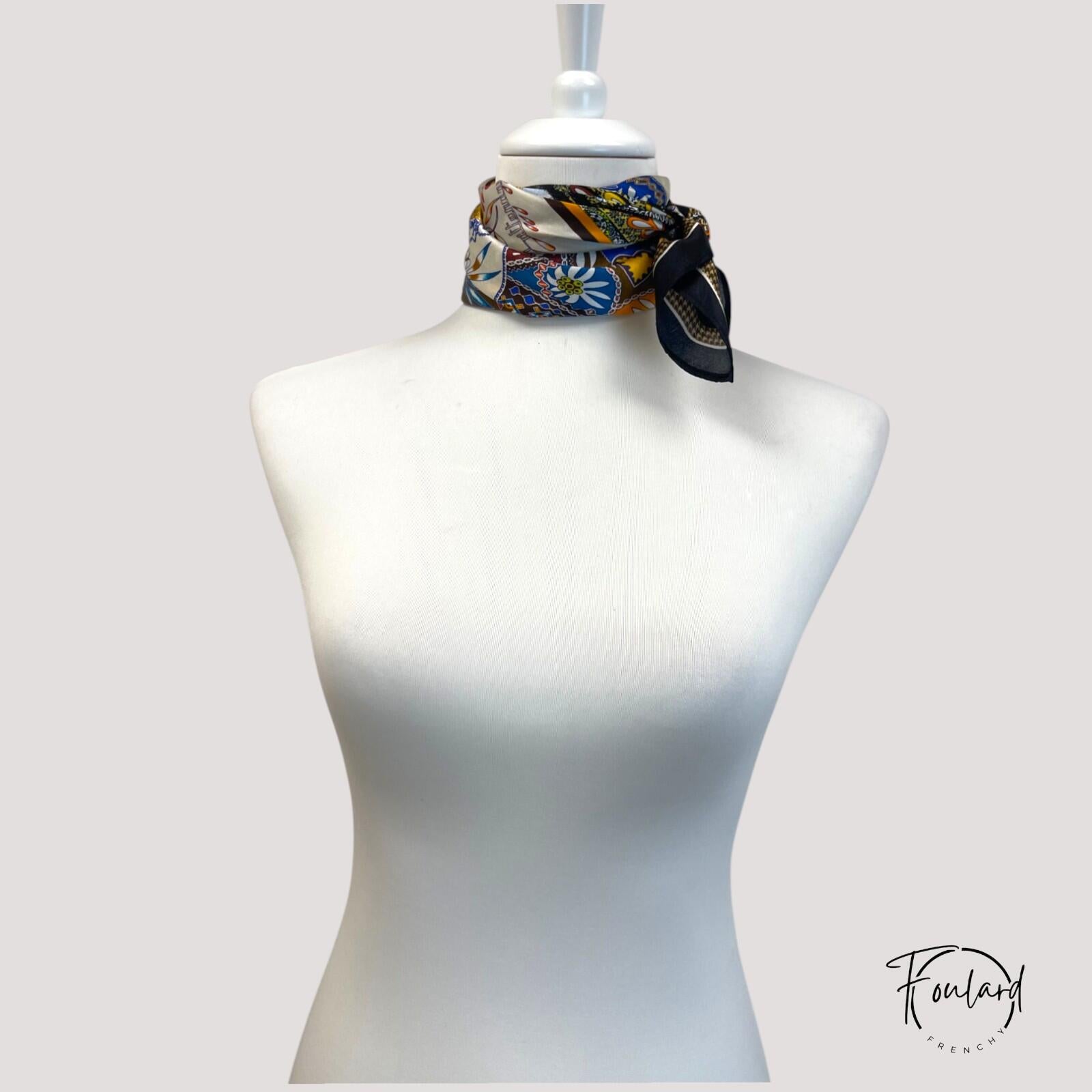 Foulard noué autour du cou, montrant les motifs variés