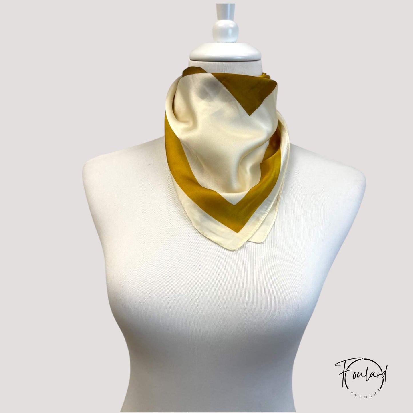 Foulard carré 70 cm en polyester doux, vue pliée