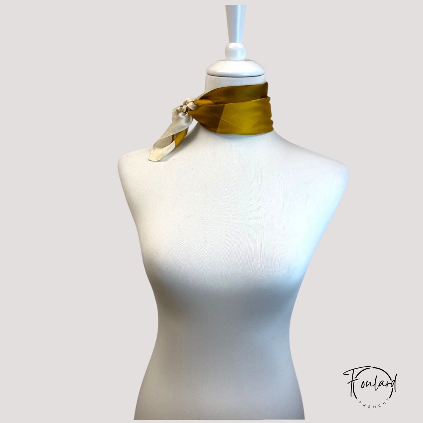 Gros plan sur le tissu fin et confortable du foulard