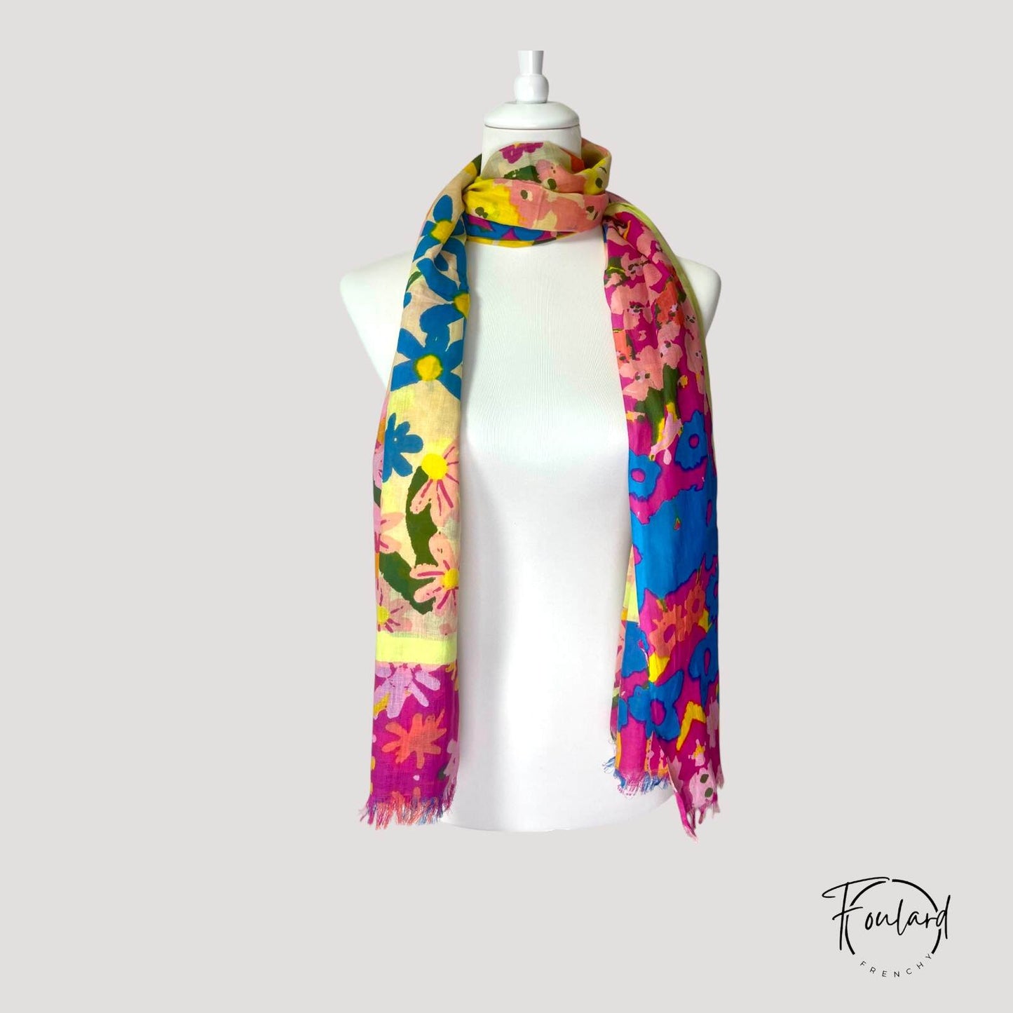 Détail des motifs floraux abstraits sur fond coloré