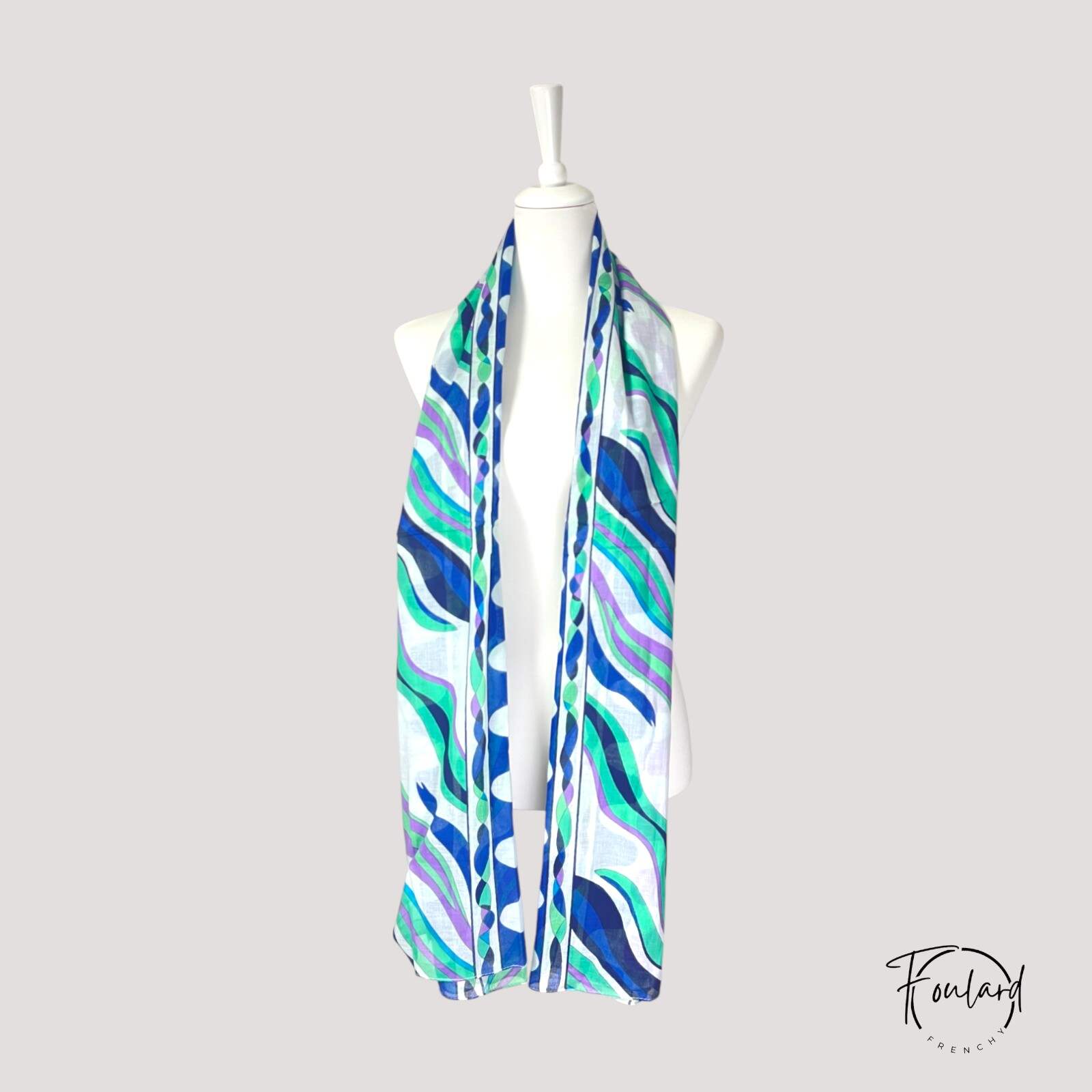 Vue rapprochée des motifs ondulés bleus et violets du foulard