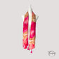 Gros plan sur le motif floral du foulard rose et corail
