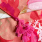 Foulard enroulé, montrant les nuances de rose et corail