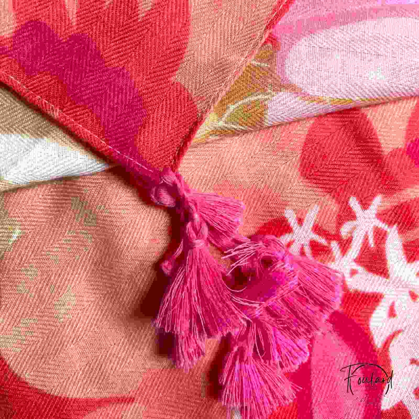 Foulard enroulé, montrant les nuances de rose et corail