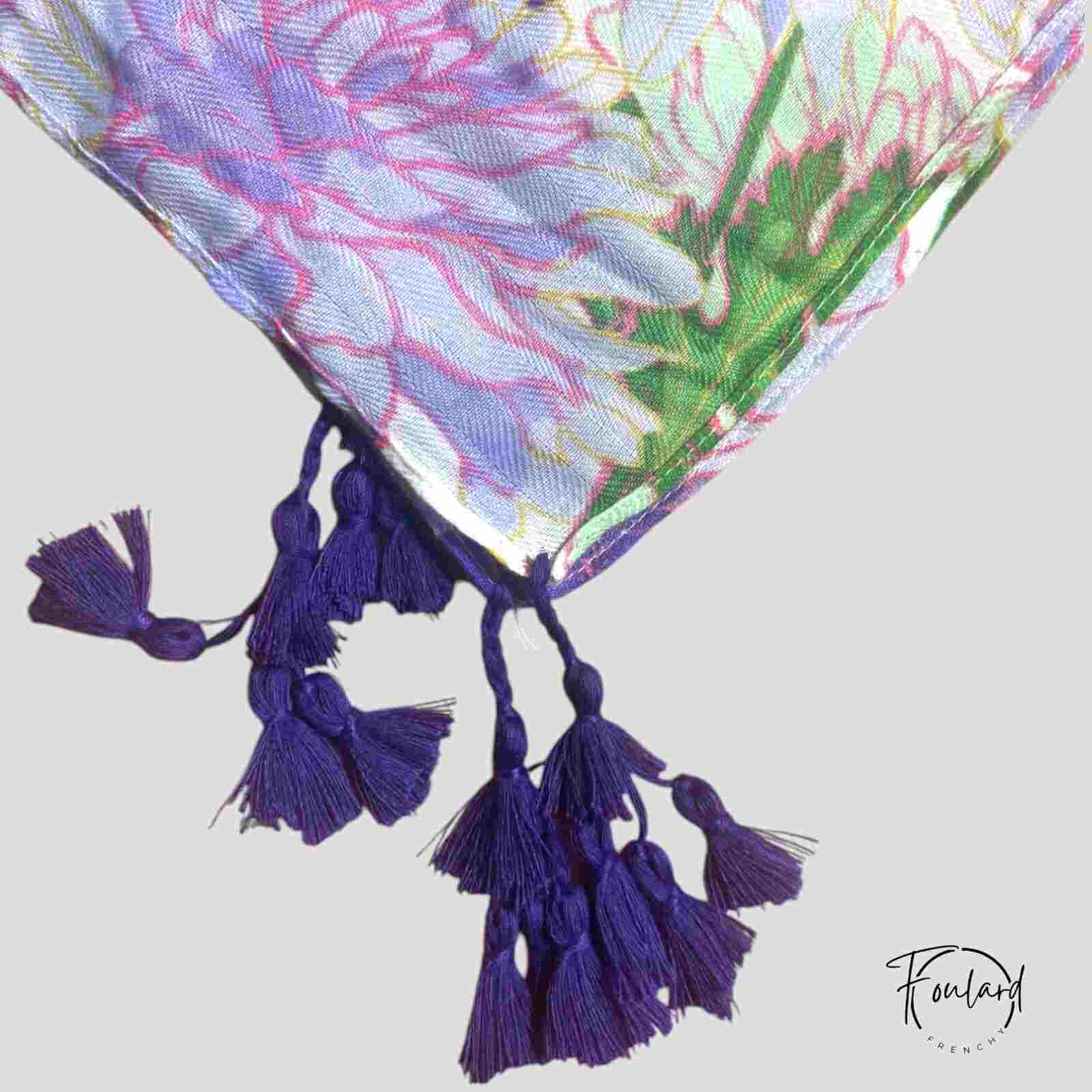 Foulard romantique aux tons verts et violets, texture douce