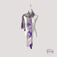Détail des fleurs lilas et roses sur le foulard en coton