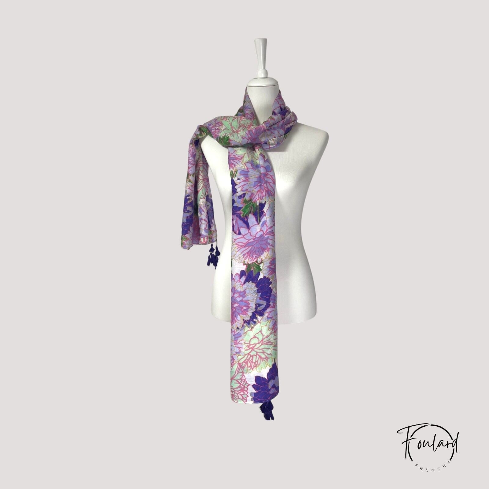 Détail des fleurs lilas et roses sur le foulard en coton