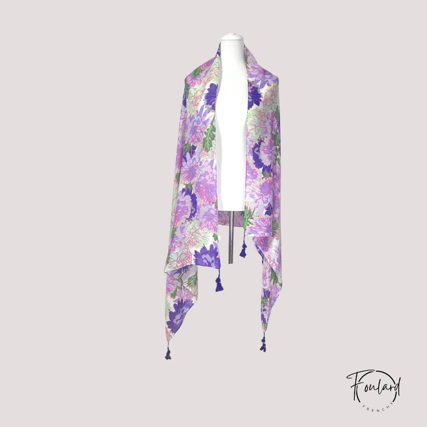Foulard en coton avec motifs floraux pastel sur fond clair