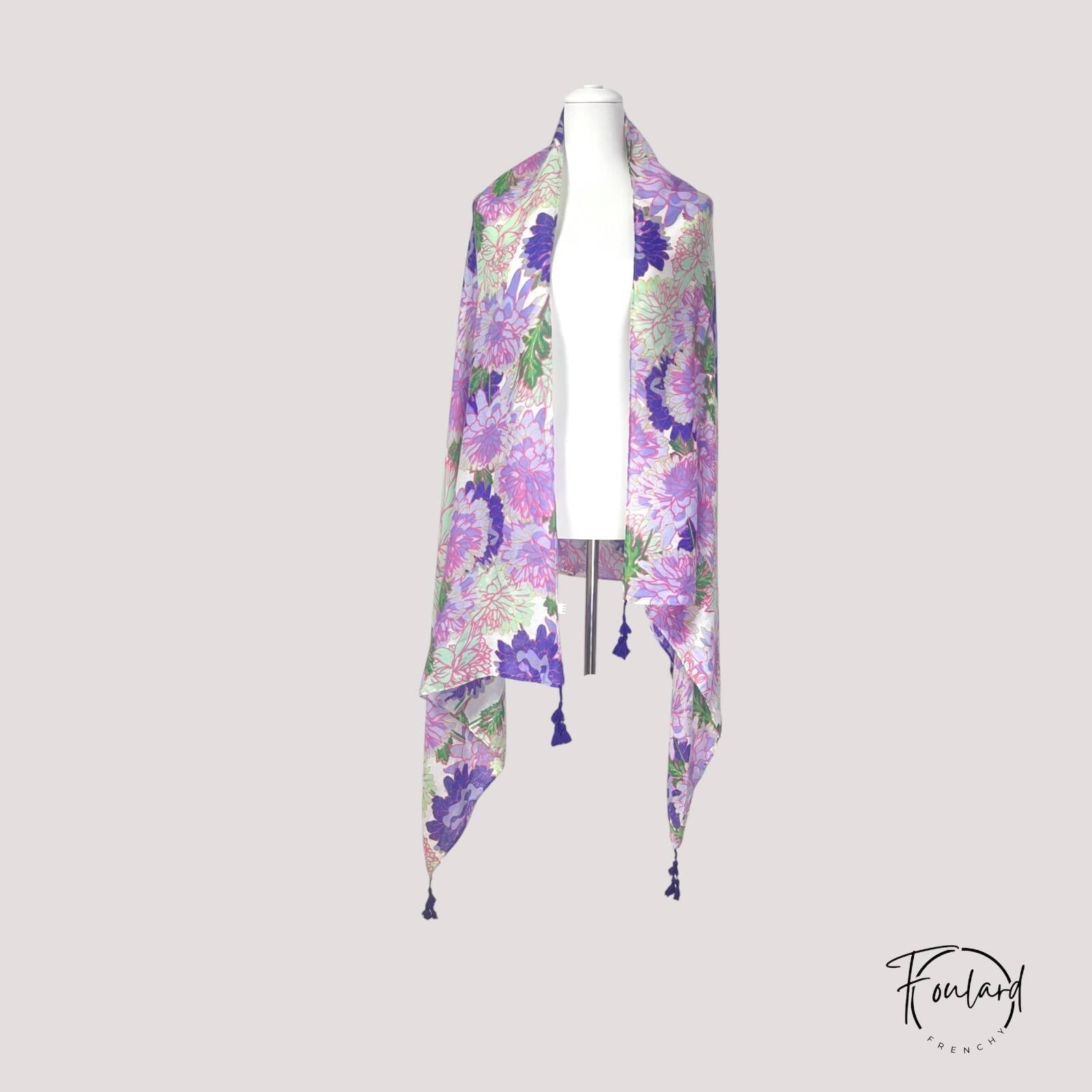 Foulard en coton avec motifs floraux pastel sur fond clair