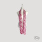 Détail du motif floral fuchsia sur foulard léger