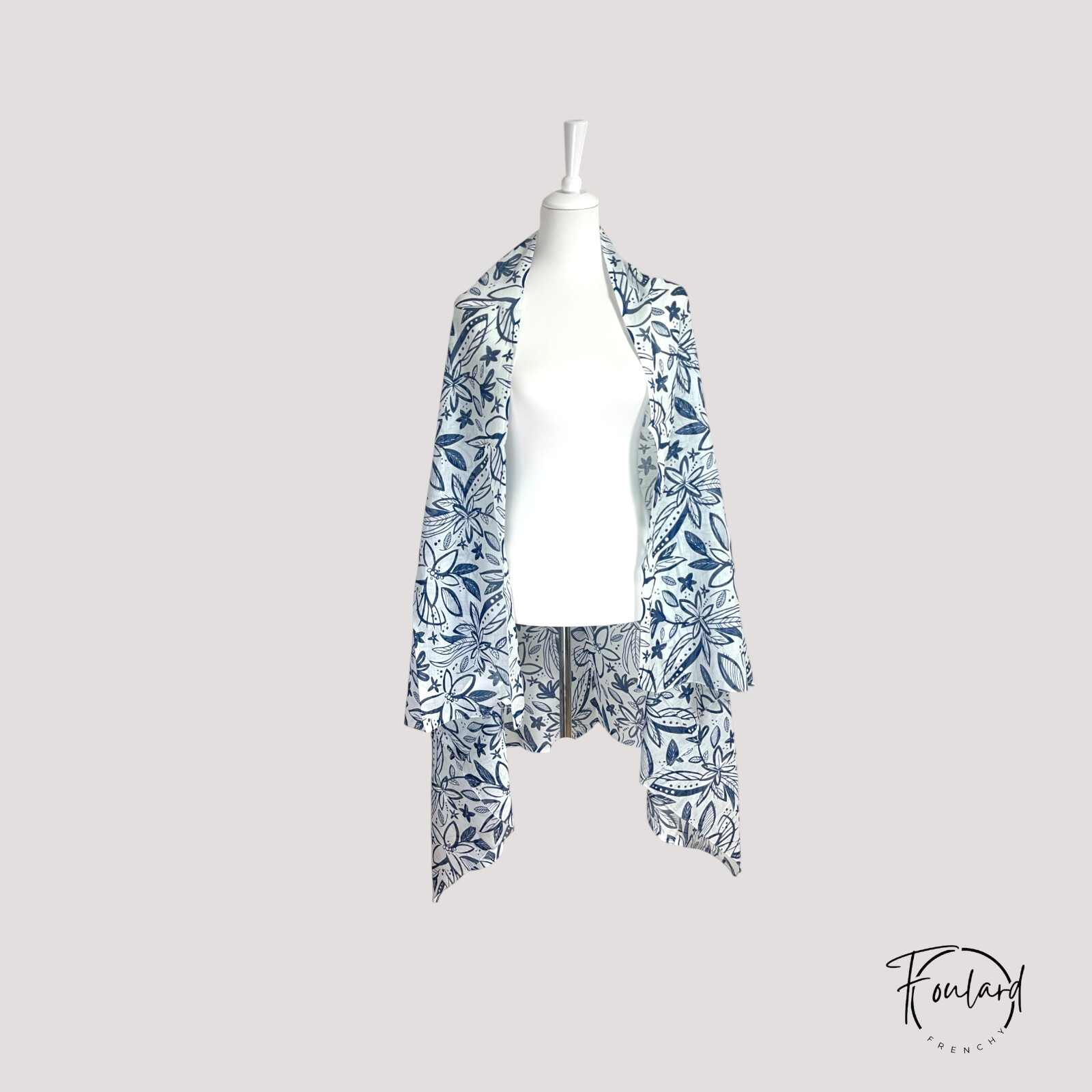 Foulard coton bleu marine à motifs floraux stylisés