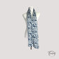Détail du motif floral bleu sur fond blanc cassé