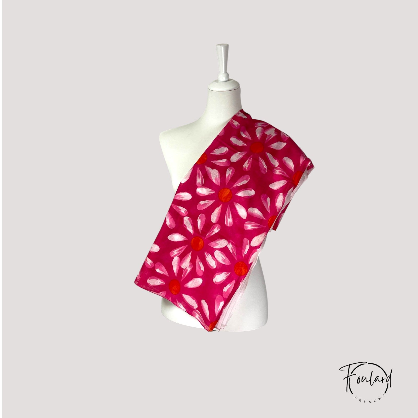 Foulard enroulé, montrant le contraste des couleurs