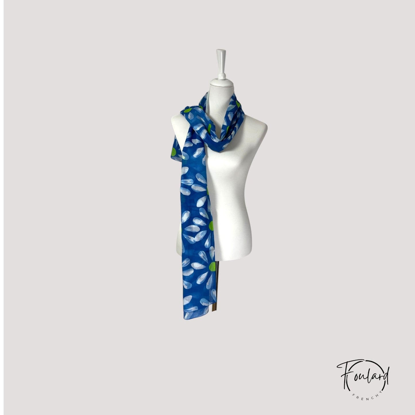Détail des fleurs blanches sur fond bleu du foulard
