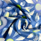 Foulard bleu avec motifs floraux et détails verts