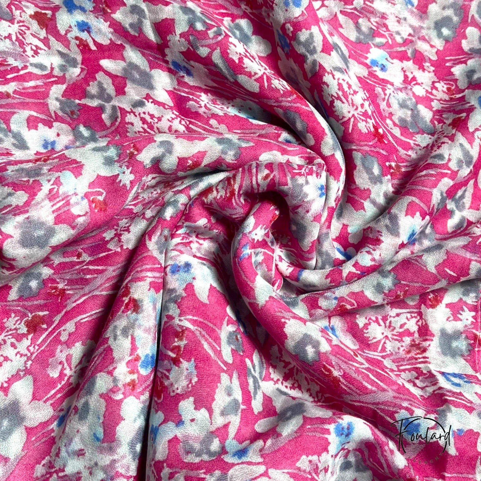 Foulard porté en étole sur les épaules d'un mannequin