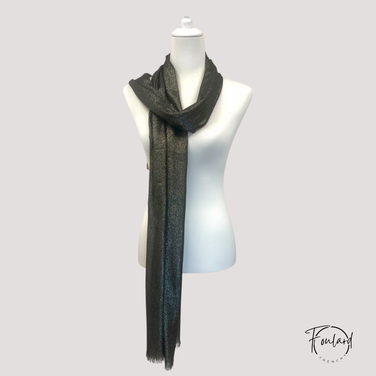 Vue d'ensemble d'un foulard élégant et scintillant