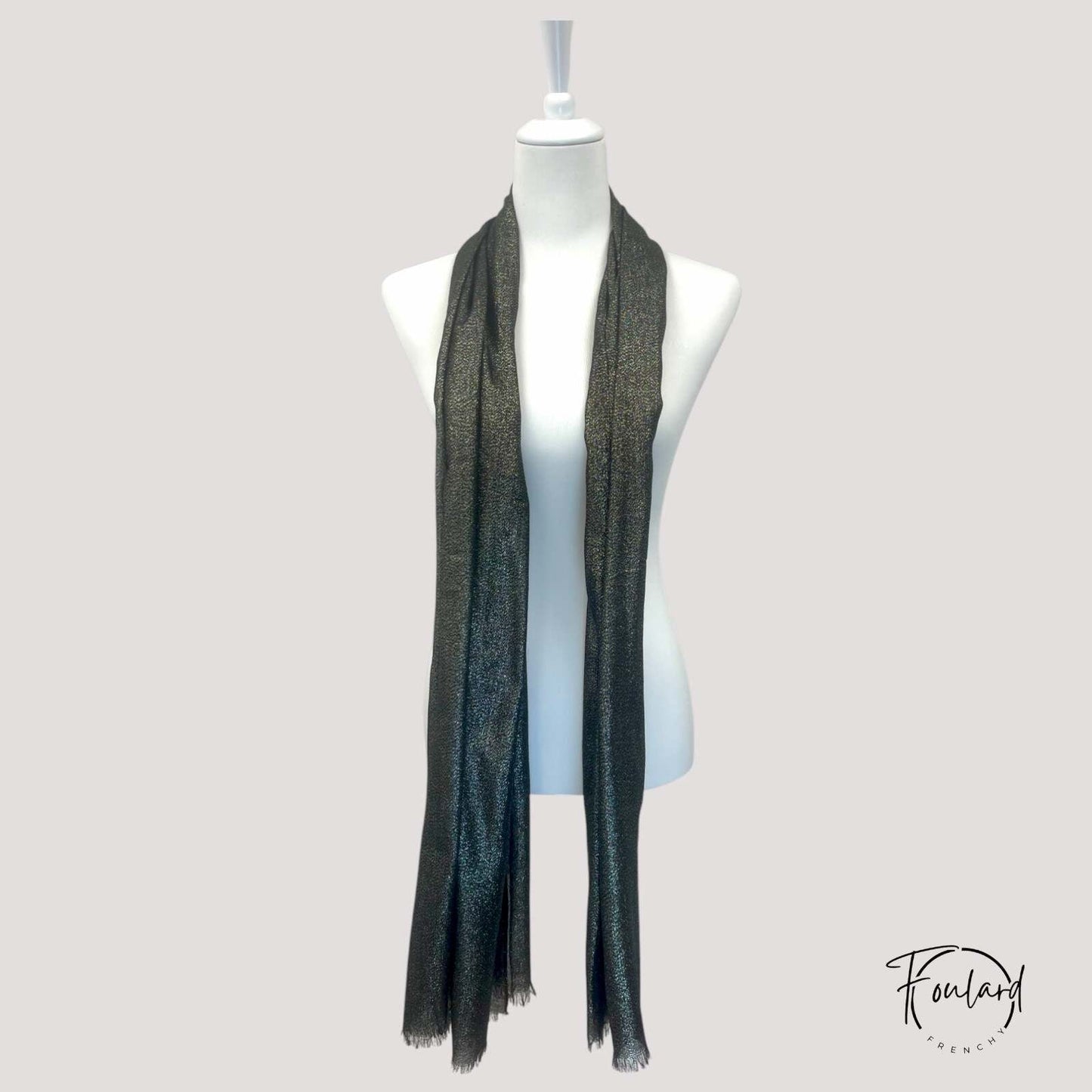 Détail des paillettes argentées sur foulard gris