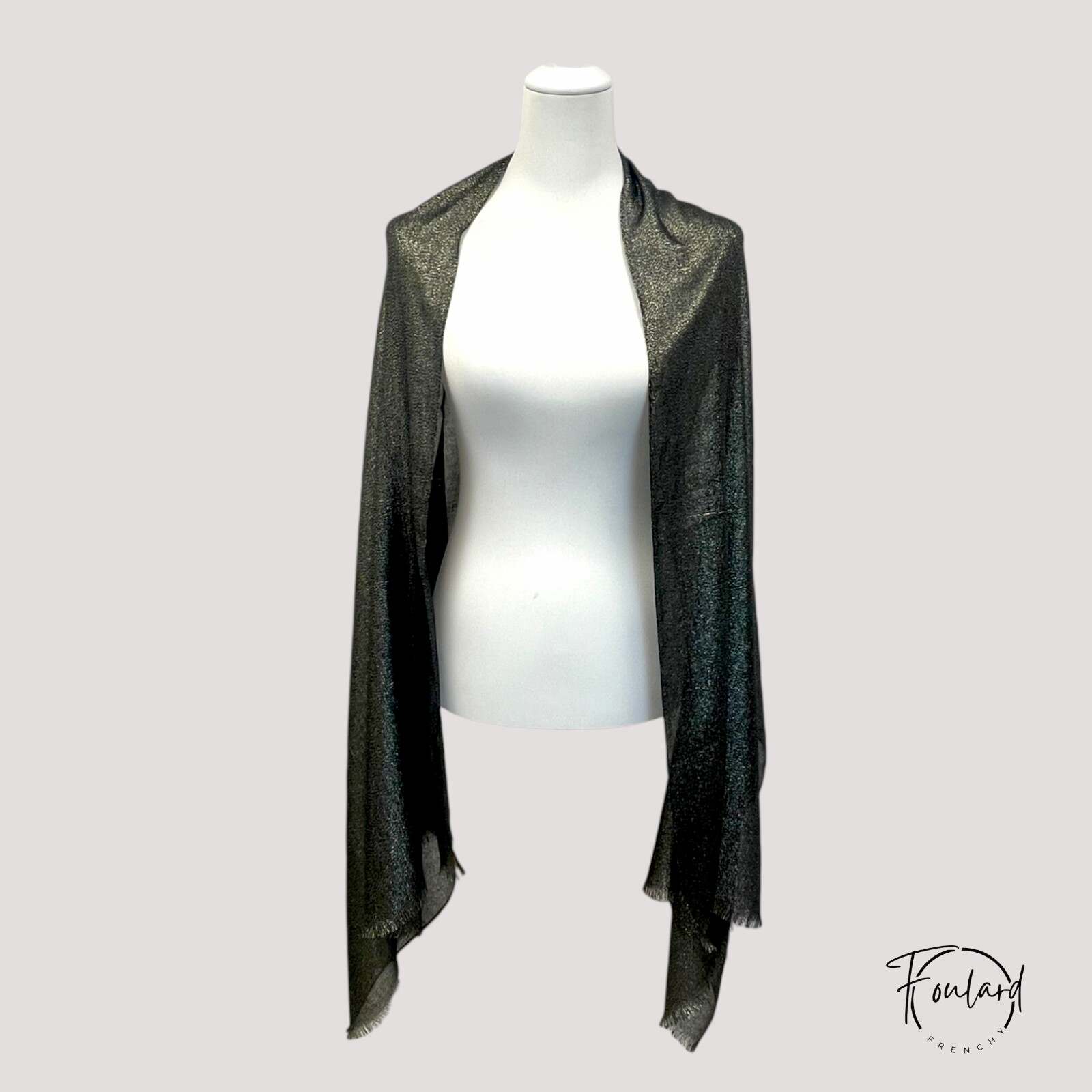 Foulard gris foncé avec reflets argentés pailletés