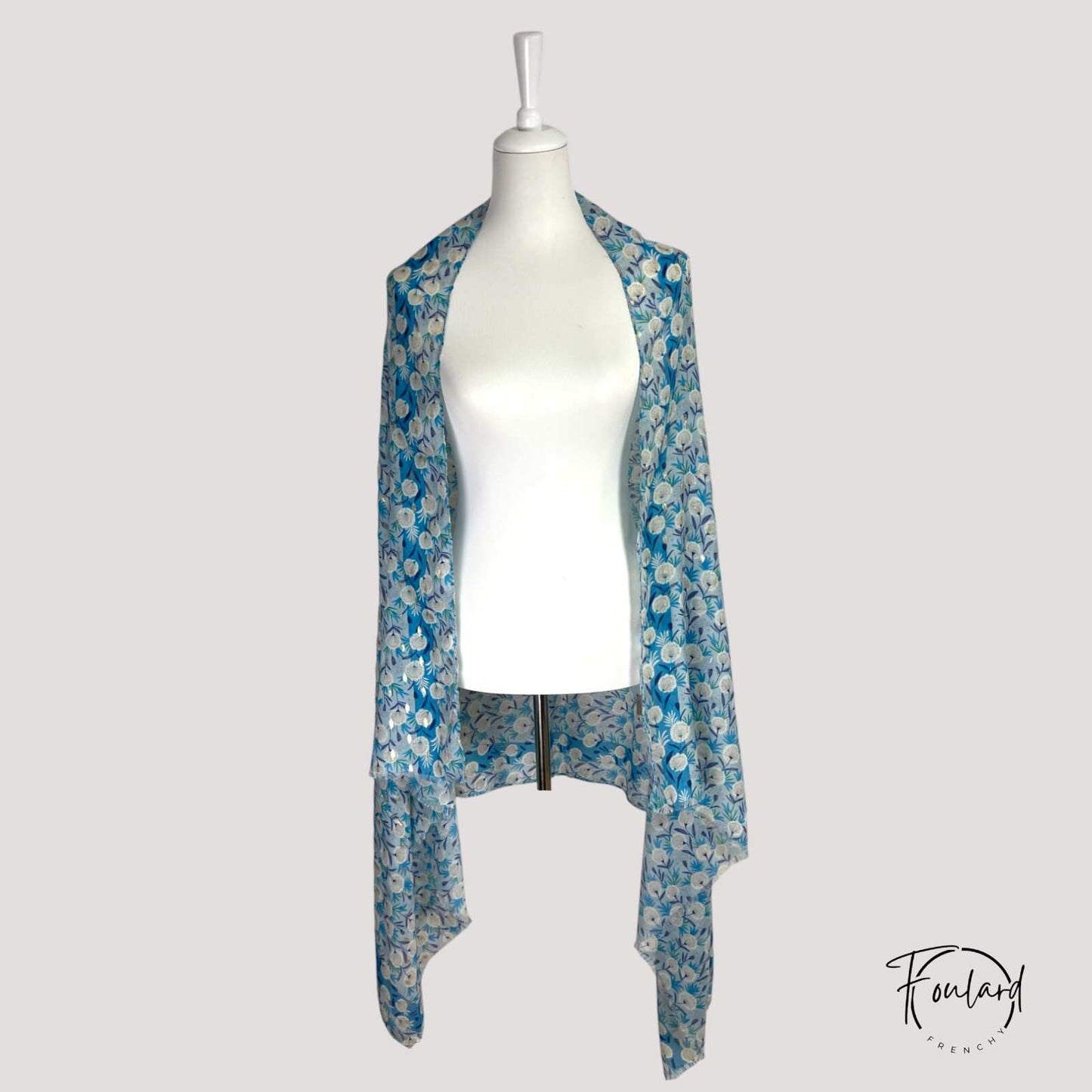 Foulard floral bleu avec fleurs blanches et touches dorées
