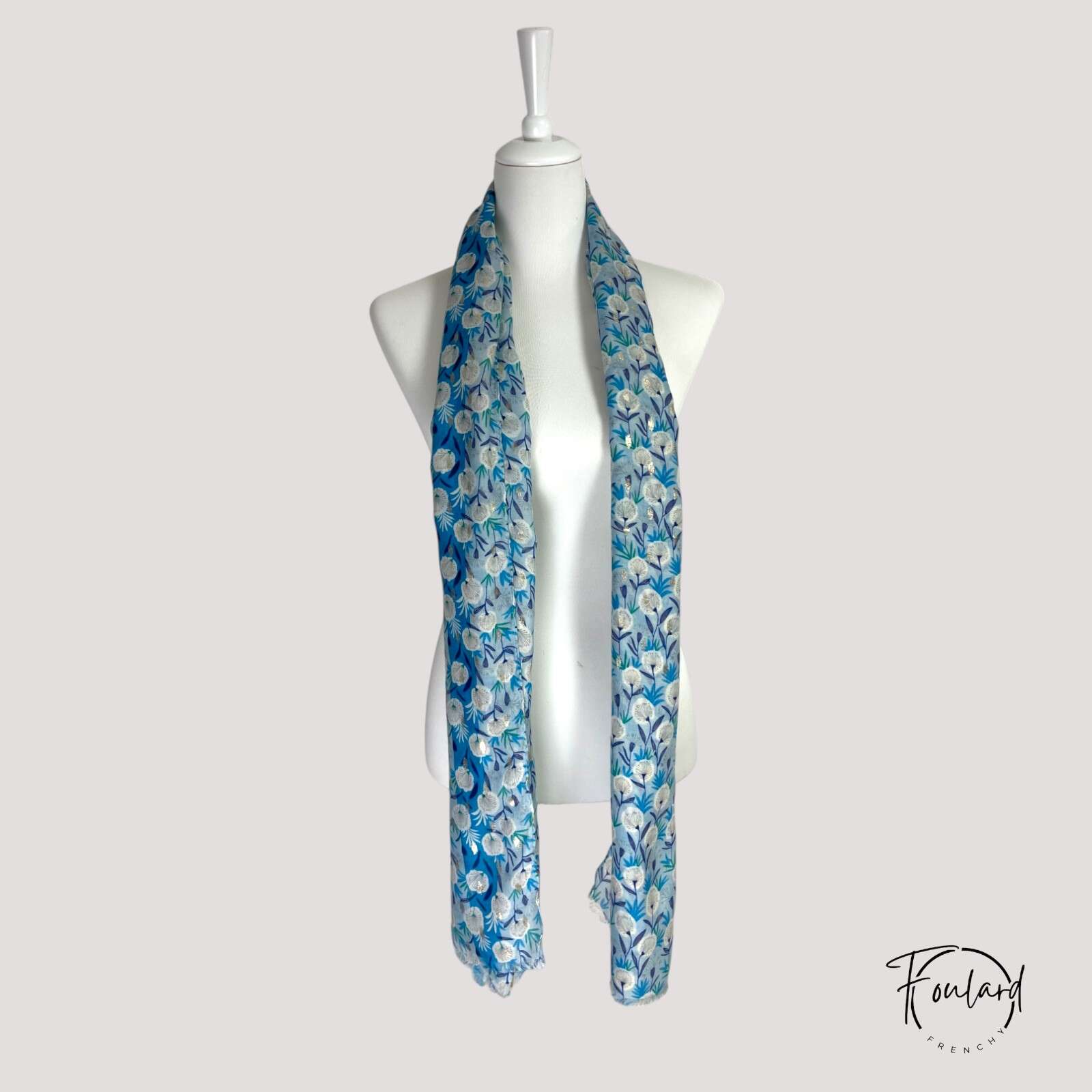 Foulard drapé montrant le motif floral et doré