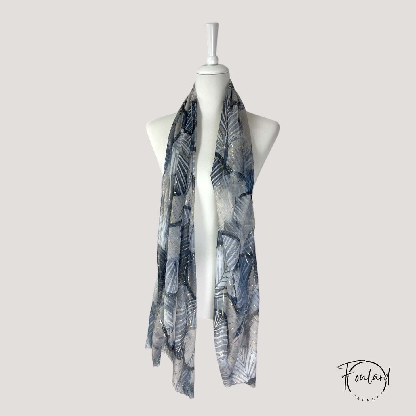 Vue d'ensemble du foulard noir, motifs graphiques dorés
