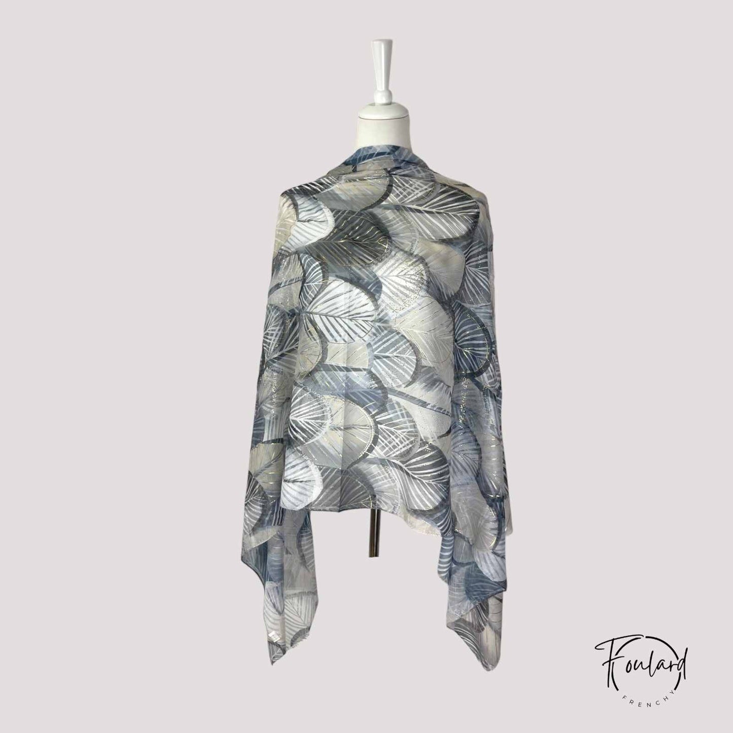 Détail des lignes dorées sur foulard noir élégant
