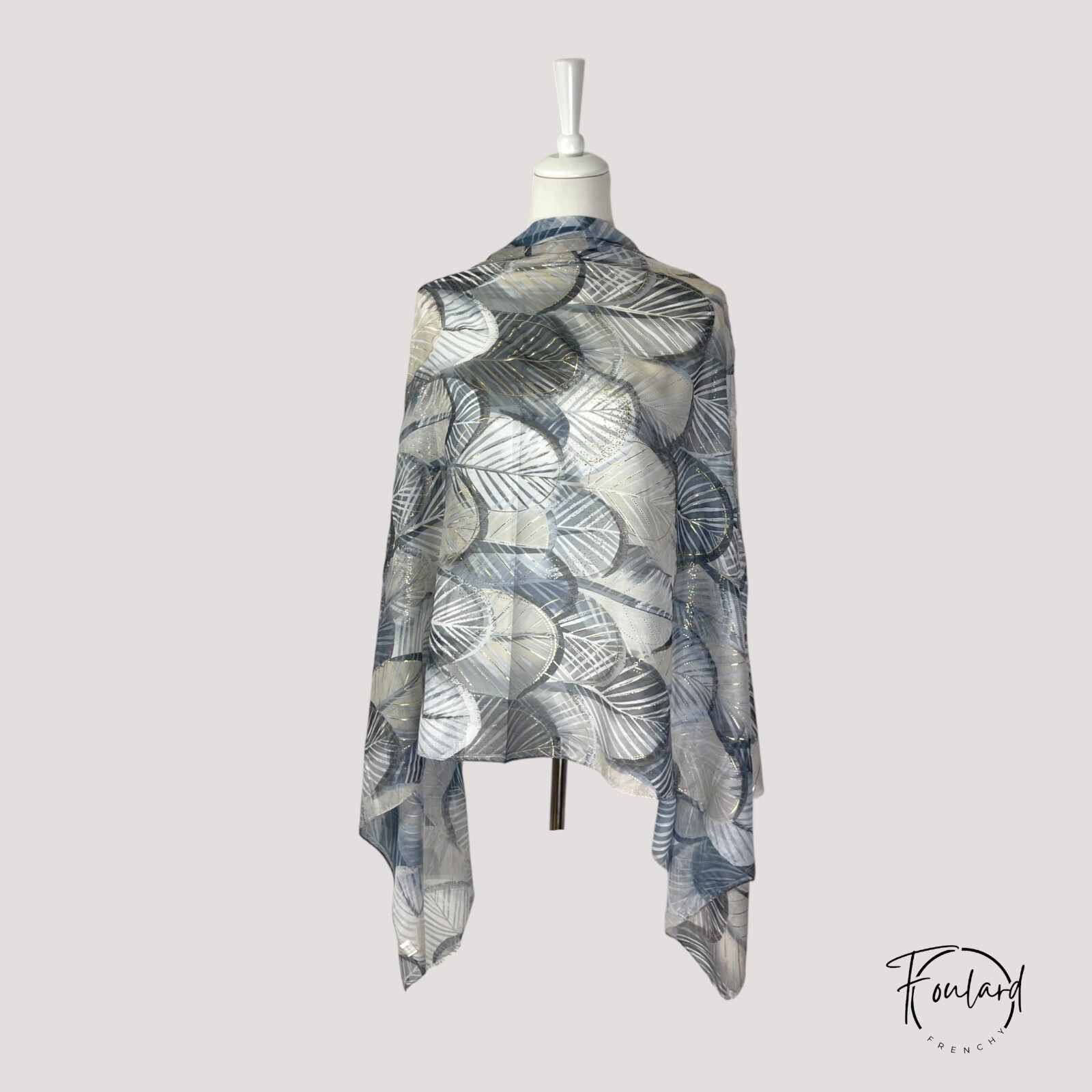 Détail des lignes dorées sur foulard noir élégant