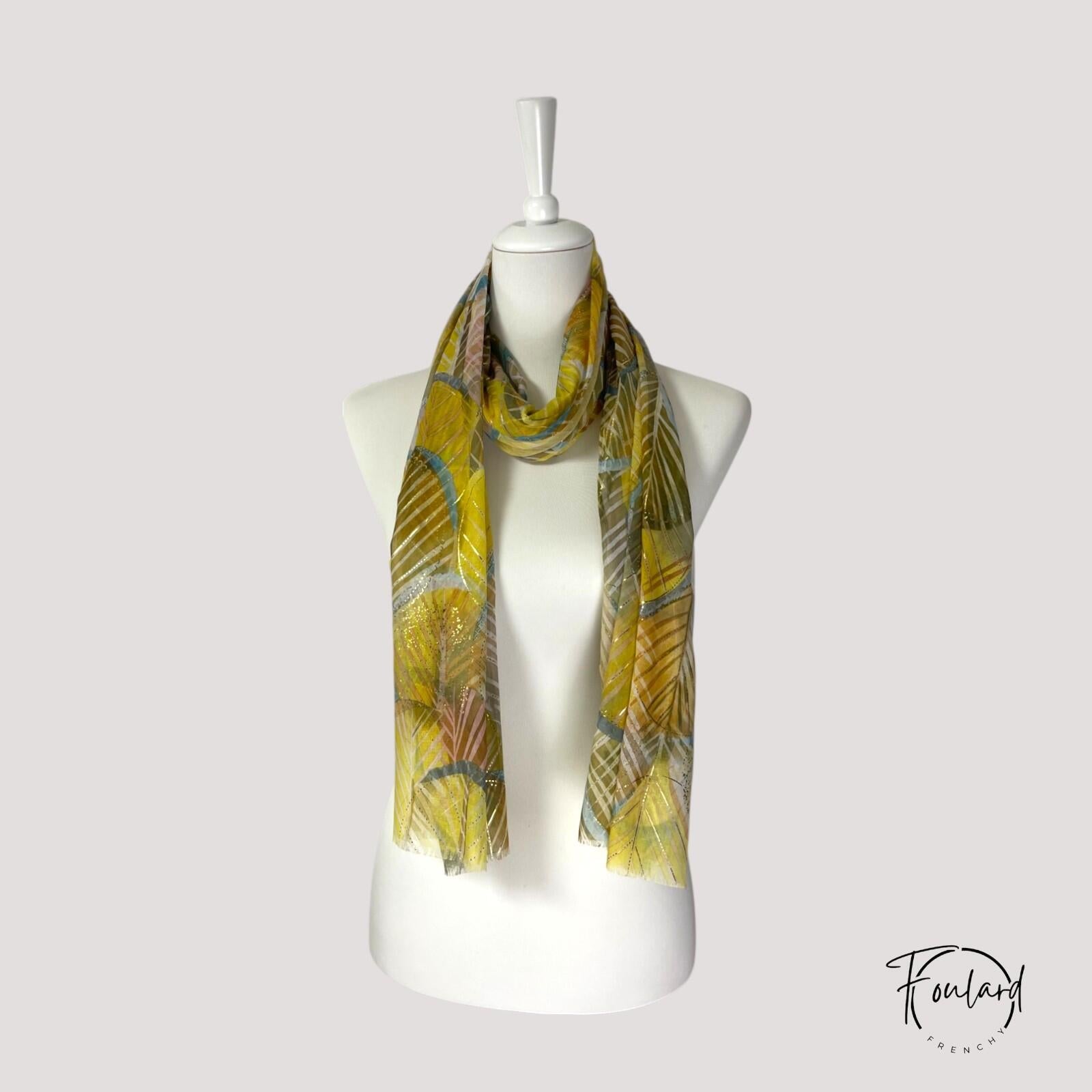 Foulard jaune à motifs graphiques dorés sur fond blanc