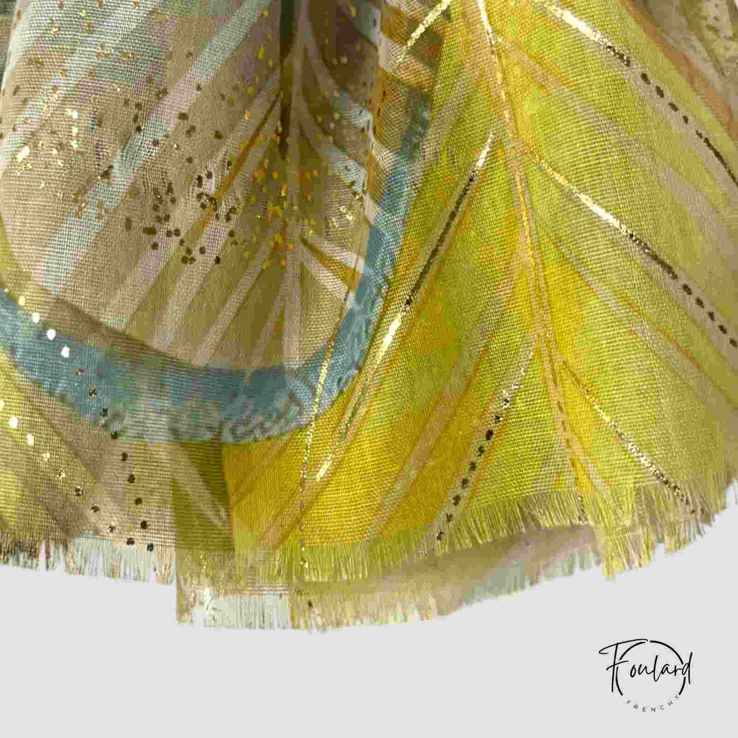 Foulard drapé montrant les couleurs jaune et beige